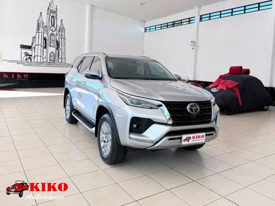 TOYOTA HILUX SW4 2.8 D-4D TURBO DIESEL SRX 7L 4X4 AUTOMÁTICO